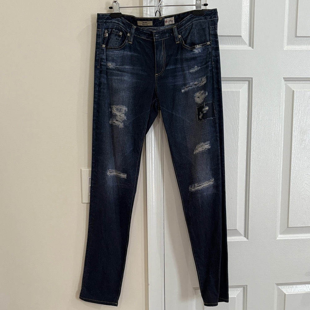 Woman’s Distressed Jeggings